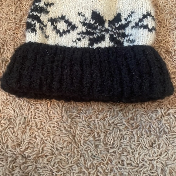 Free People Snowbird Pom Pom Beanie Hat Winter Snow Black Off White knit - Picture 2 of 4
